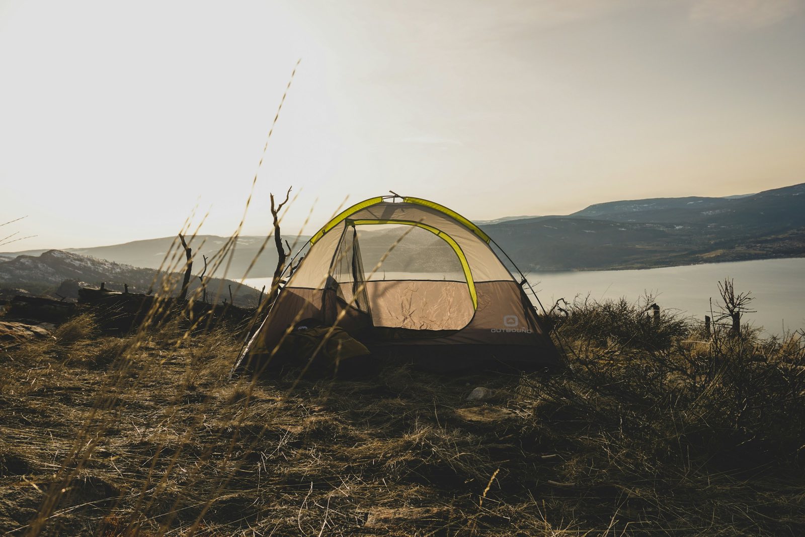 Une tente au bord du lac près de Kelowna