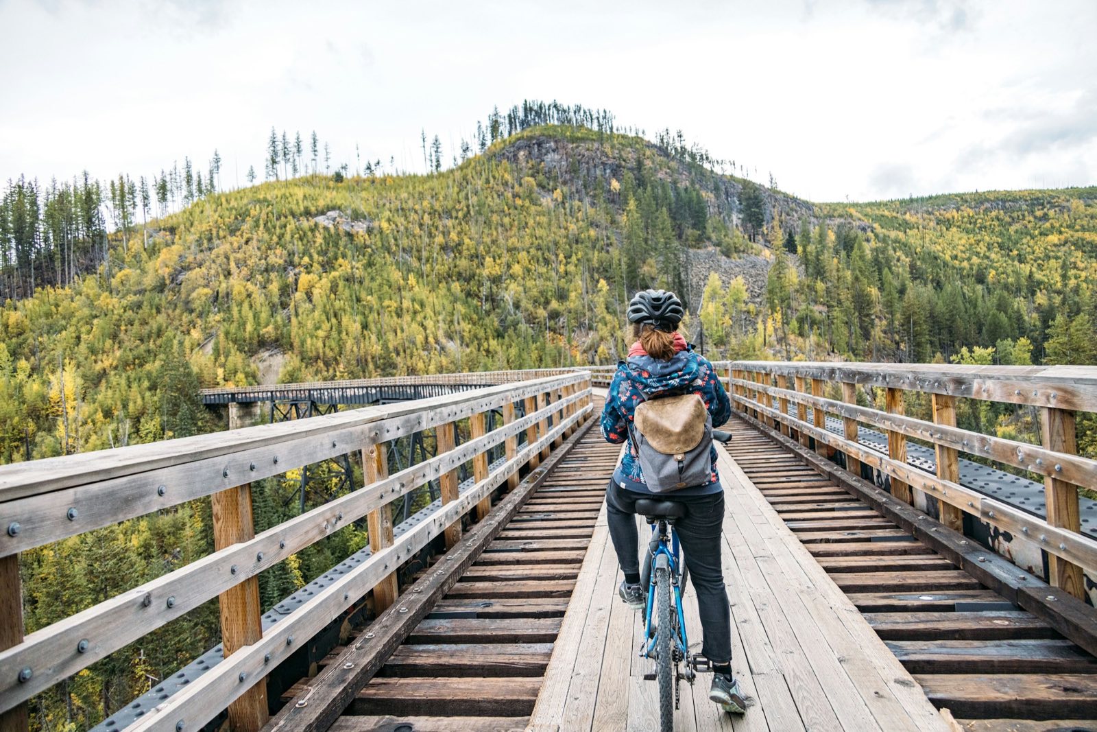 Un cycliste qui traverse un pont sur chevalets du sentier du canyon Myra