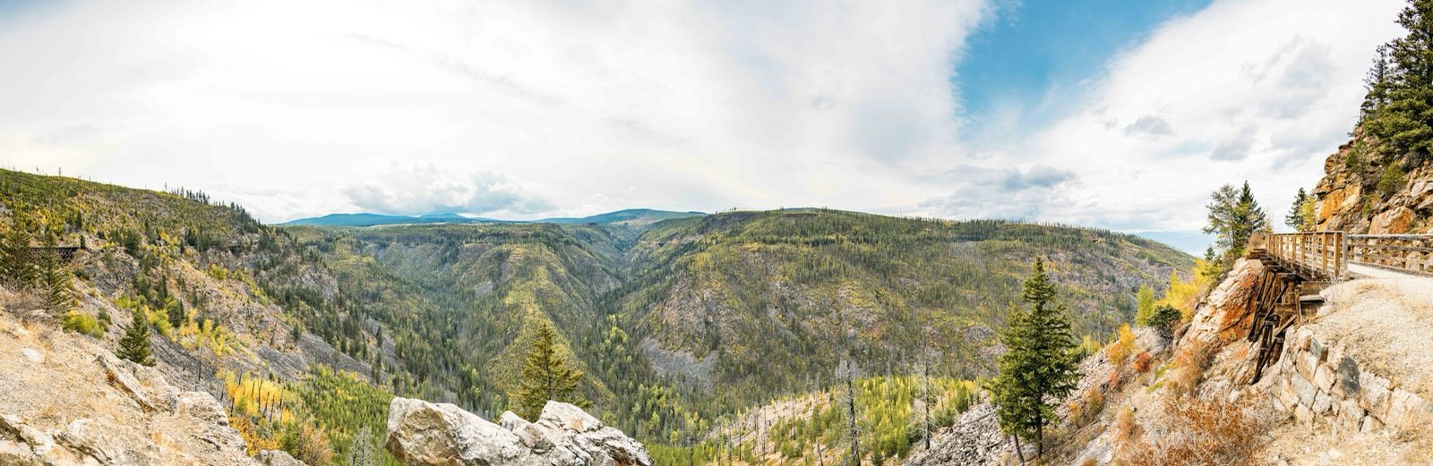 Le sentier du canyon Myra qui serpente le long d’un canyon boisé au-dessus de Kelowna