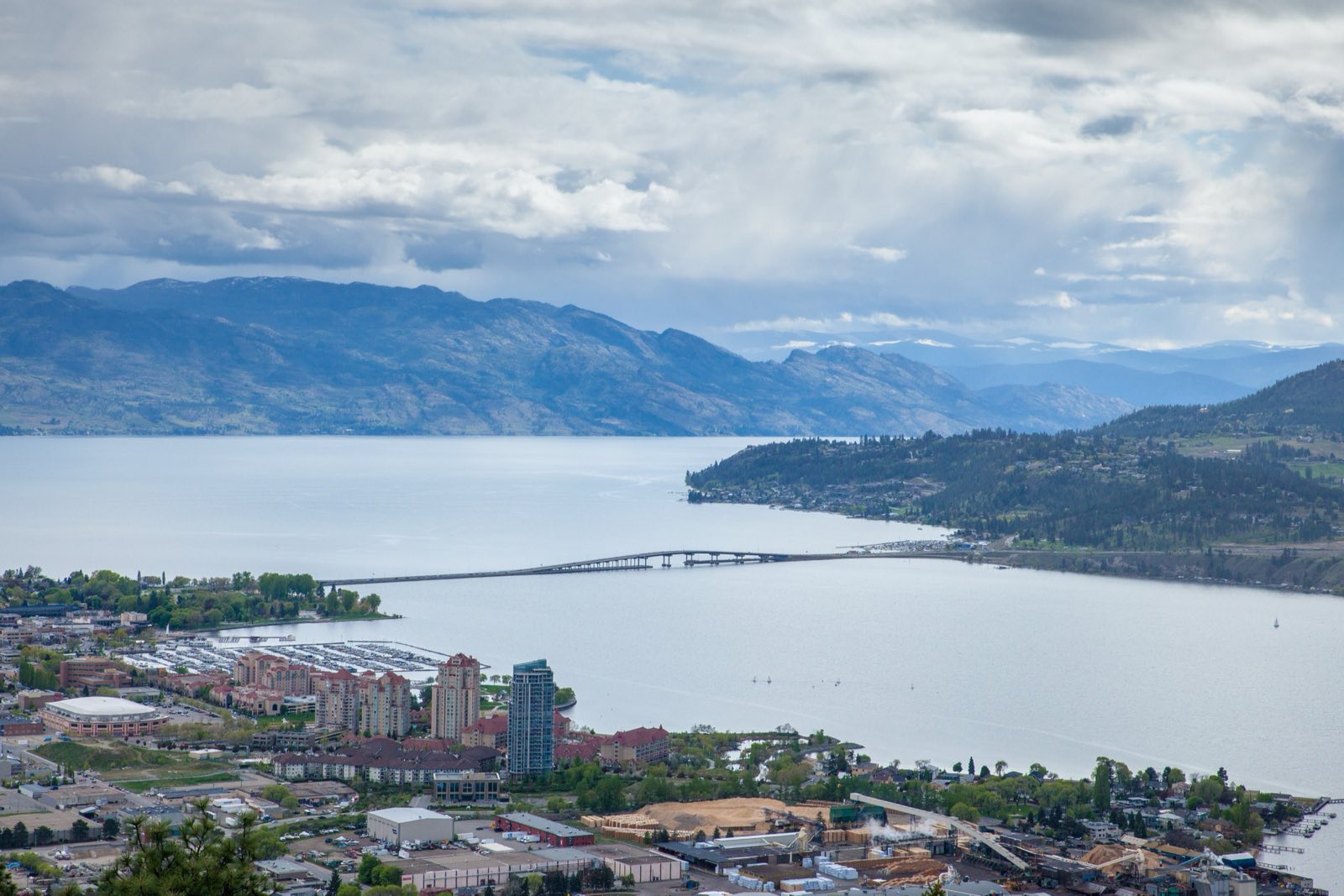 Kelowna et le lac Okanagan vus du belvédère du mont Knox