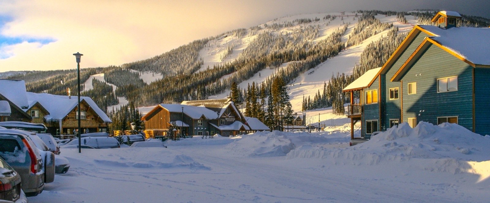 Le village du mont Apex sous les pistes de ski, à l’heure dorée