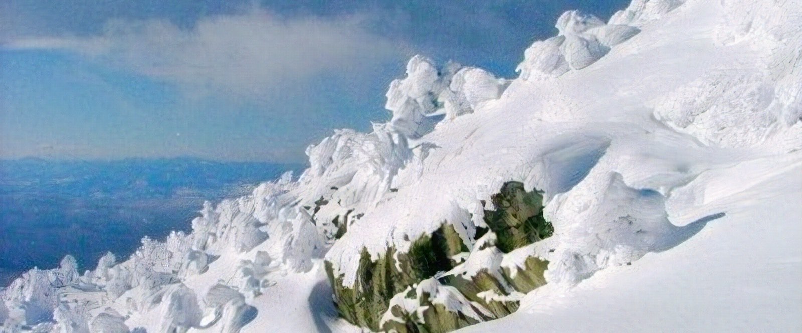 Des rochers couverts de neige près du sommet du mont Baldy