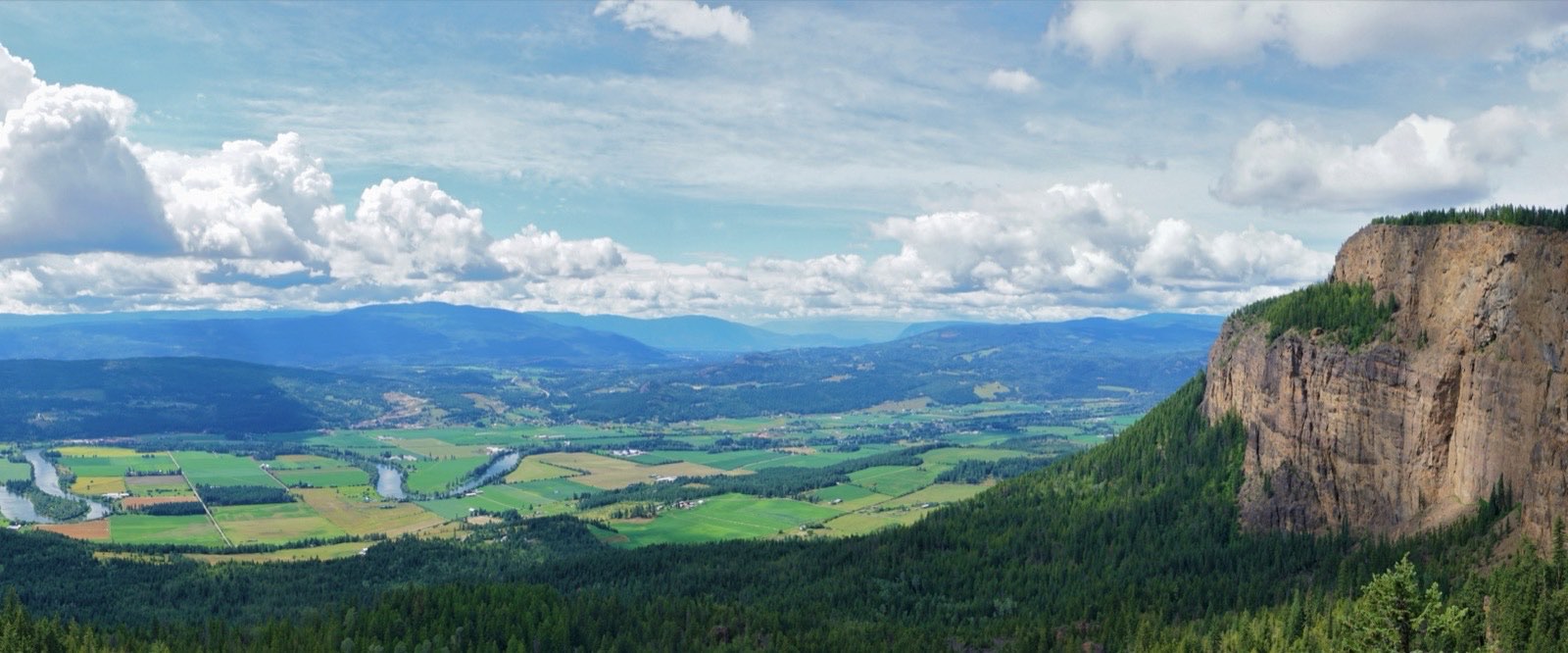 La vallée de la rivière Shuswap vue des falaises d’Enderby
