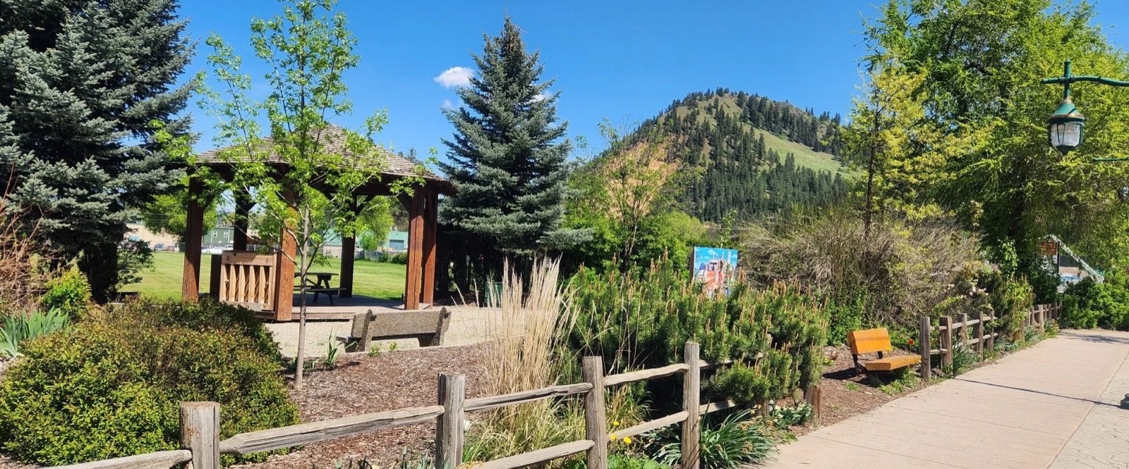 Le parc du centre-ville de Lumby, au pied de la montagne Saddle