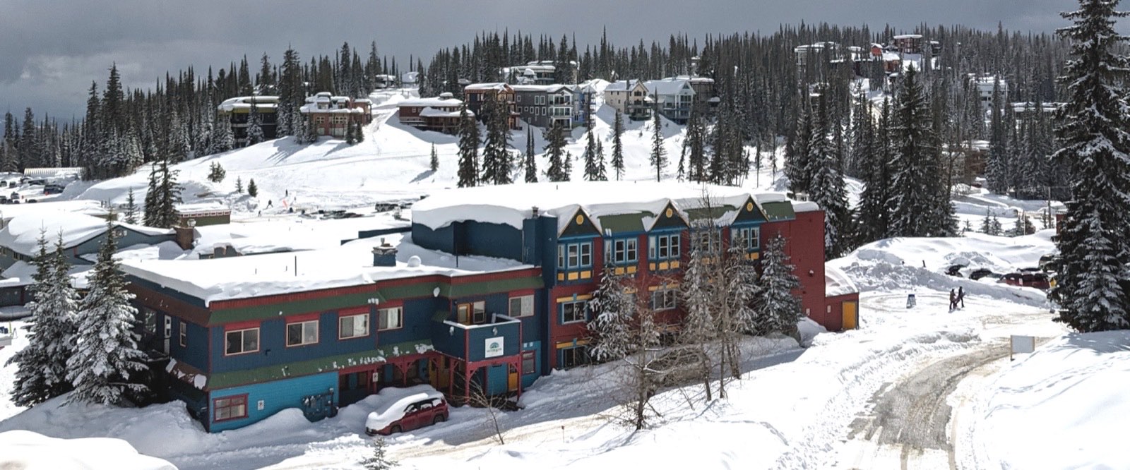 Le village coloré de SilverStar sous une épaisse neige