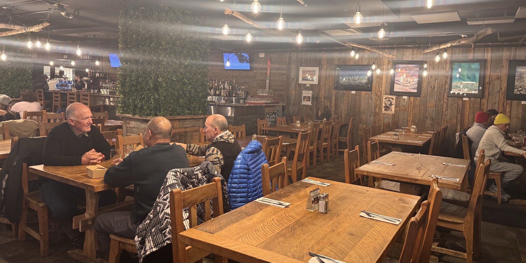 Fourth Ace Bar & Smokehouse